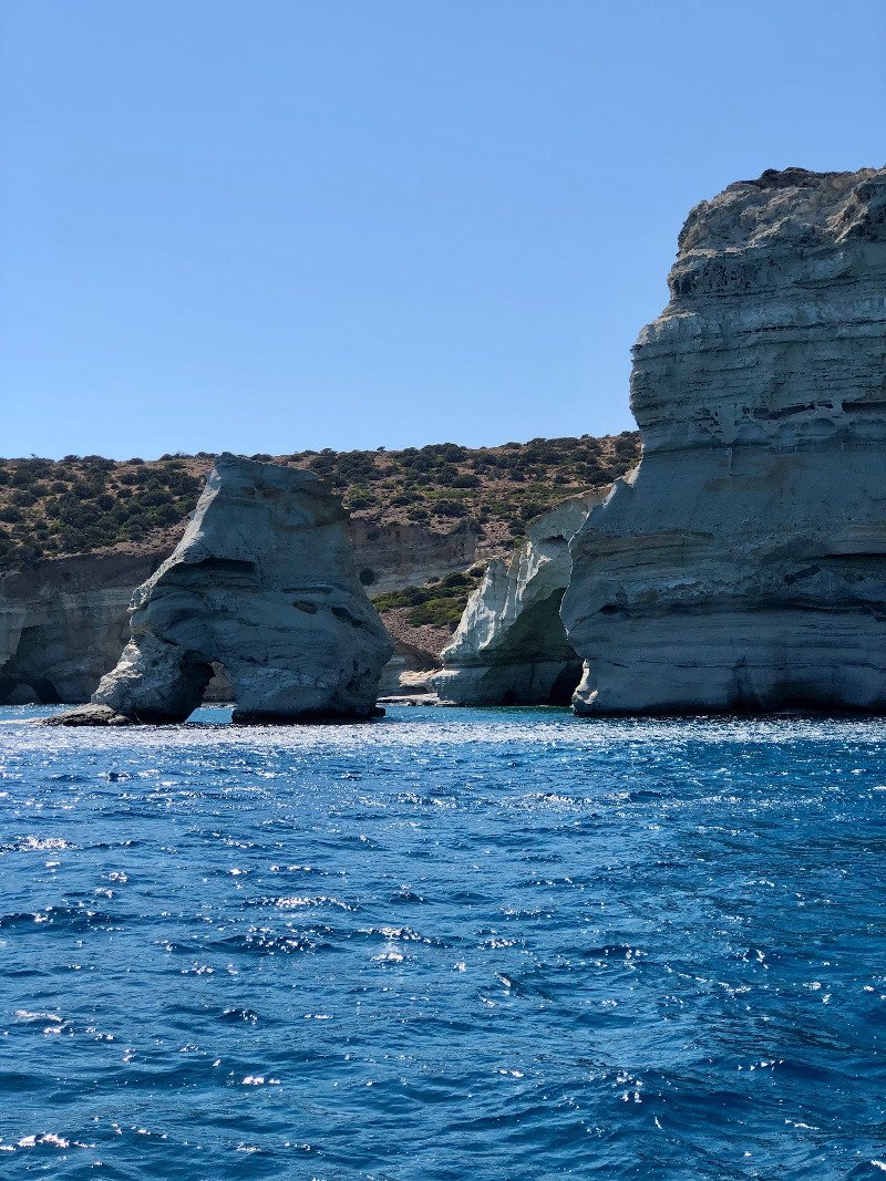 Γαλάζια διάφανα νερά.