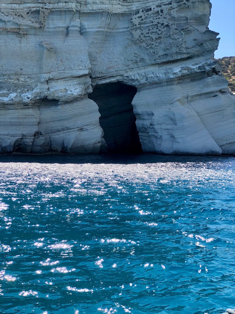 Η Μήλος ολόκληρη αλλά και το Κλέφτικο είναι 100% δημιούργημα της φύσης, αφού αναδύθηκε από τη θάλασσα.