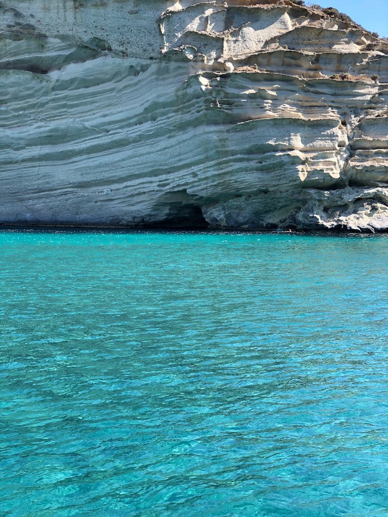 Η βόλτα με τη βάρκα επιβάλλεται για να δείτε από κοντά τις σπηλιές.