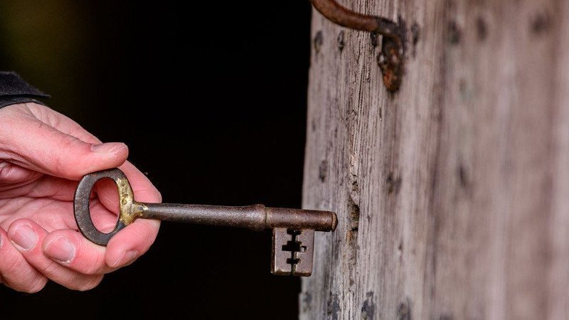 Το κλειδί χωράει στην κλειδαριά, αλλά δεν λειτουργεί πλέον καθώς οι κλειδαριές έχουν αλλάξει