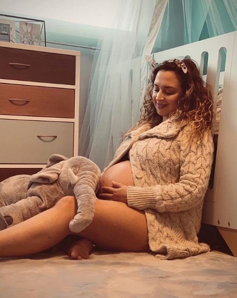 Η Κλέλια Πανταζή στο παιδικό δωμάτιο, ημίγυμνη