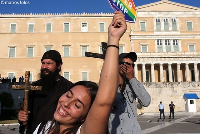παπάς με σταυρό στη βουλή
