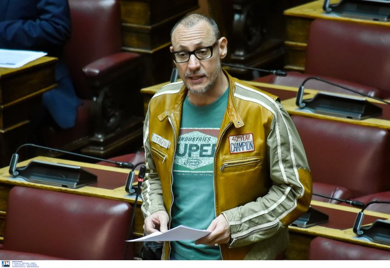 Ντυμένος μηχανόβιος εμφανίστηκε στη Βουλή ο Κλέων Γρηγοριάδης