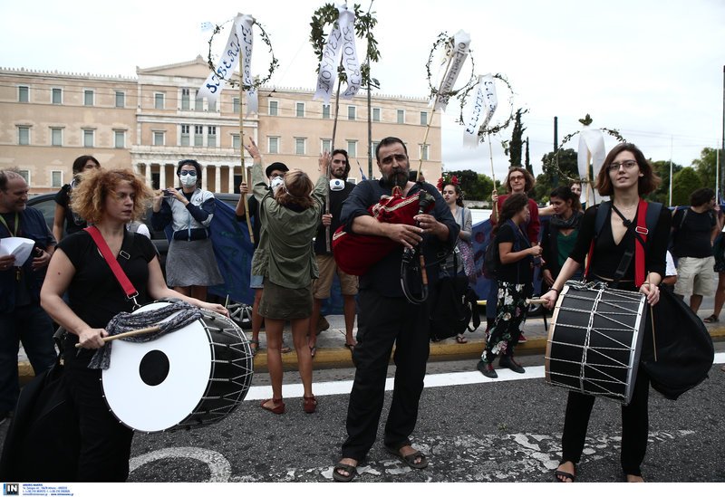 Εκατοντάδες πολίτες συγκεντρώθηκαν στο Σύνταγμα / Φωτογραφία: Intimenews/ΤΖΑΜΑΡΟΣ ΠΑΝΑΓΙΩΤΗΣ