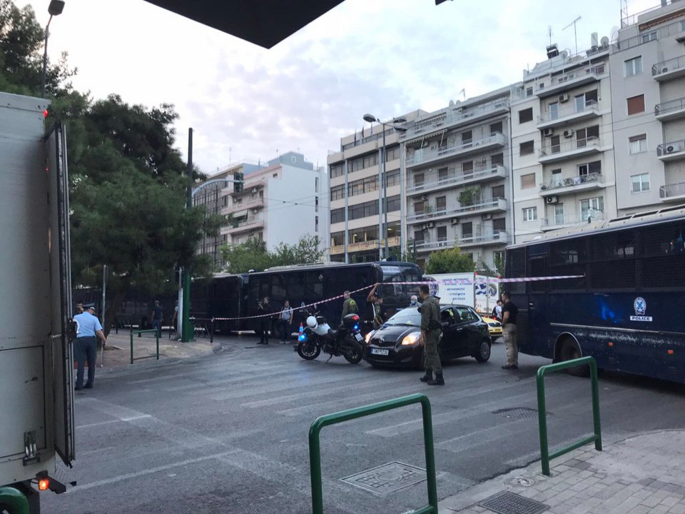 Κλούβες έχουν κλείσει δρόμο στην Λ. Αλεξάνδρας