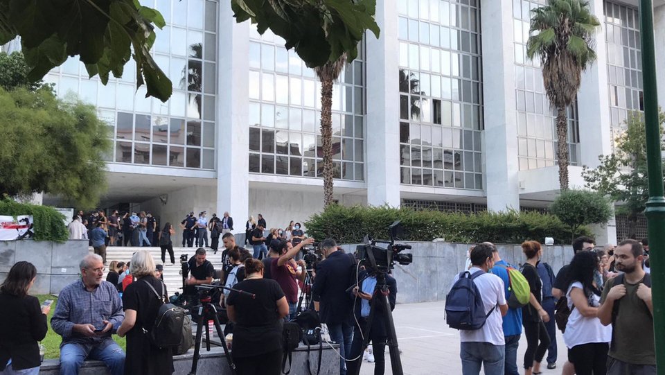 Δημοσιογράφοι έξω από το Εφετείο