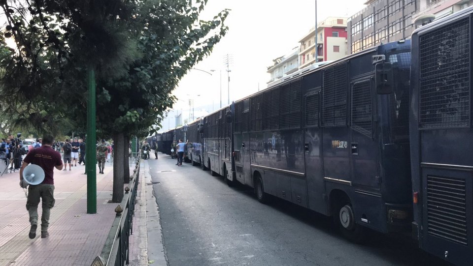 Οι κλούβες έχουν κλείσει την πρόσβαση στη μία πλευρά της Λ. Αλεξάνδρας, την ώρα που κόσμος αρχίζει να συγκεντρώνεται στις πορείες που έχουν προγραμματιστεί για την δίκη
