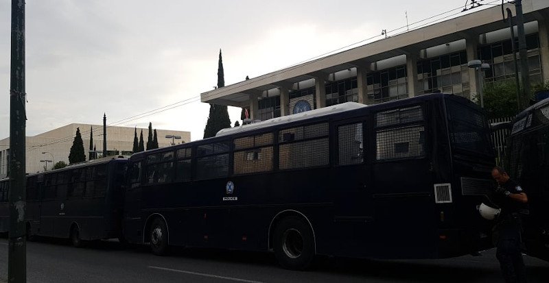 Κλούβες στην αμερικανική πρεσβεία