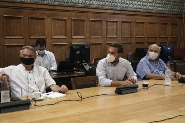 Από αριστερά: Ν. Μπίστης, Αλ. Τσίπρας και Ν. Βούτσης -Φωτογραφία: EUROKINISSI/ΓΙΑΝΝΗΣ ΠΑΝΑΓΟΠΟΥΛΟΣ