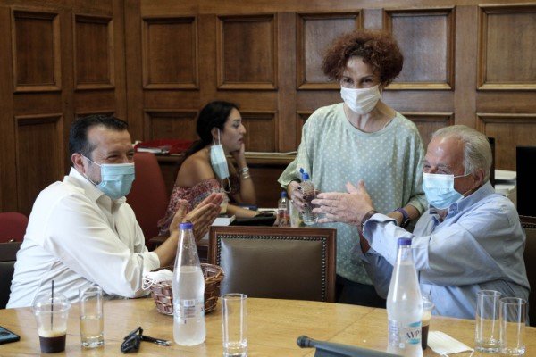 Ο Νίκος Παππάς και ο Αλ. Φλαμπουράρης βάζουν αντισηπτικό -Φωτογραφία: EUROKINISSI/ΓΙΑΝΝΗΣ ΠΑΝΑΓΟΠΟΥΛΟΣ