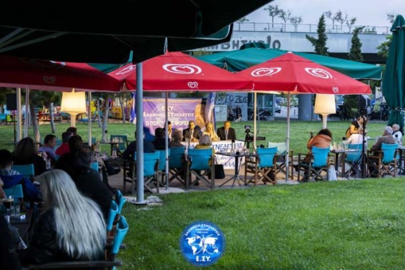 Κόσμος κάθεται και παρακολουθεί την ομιλία των υποψηφίων του Αρτέμη Σώρρα