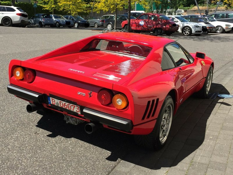 Κόκκινη Ferrari παρκαρισμένη