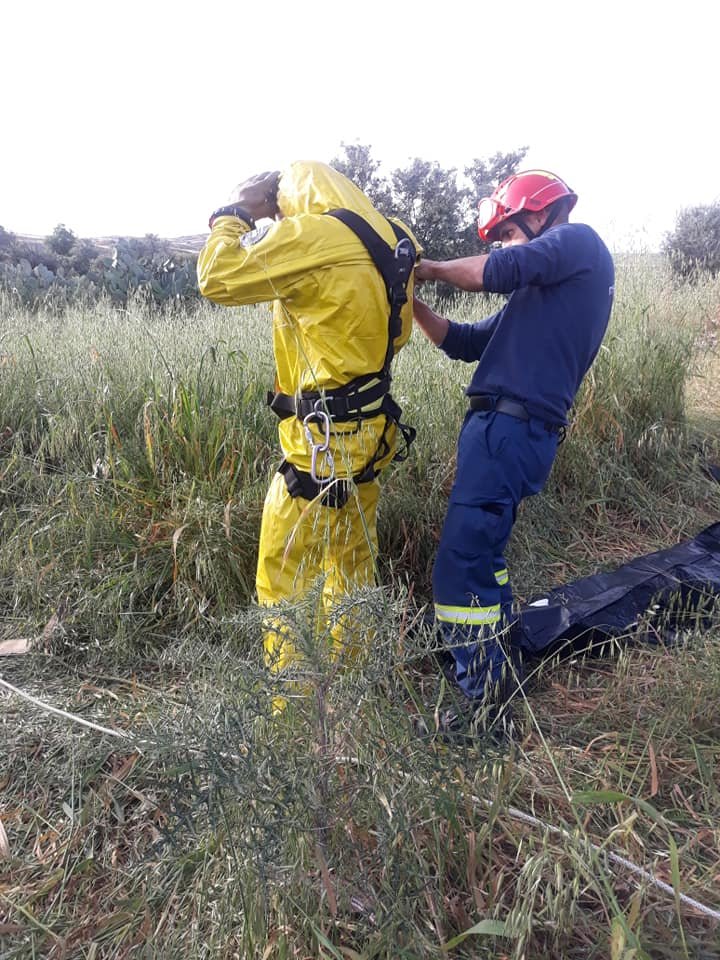 Με ειδικές στολές μπαίνουν οι δύτες στην τοξική Κόκκινη λίμνη σε αναζήτηση της τρίτης βαλίτσας του serial killer