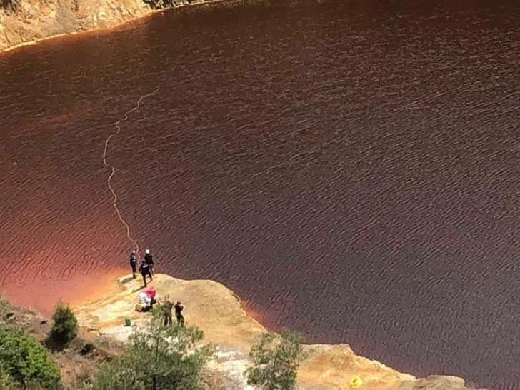 Αστυνομικοί ερευνούν στην Κόκκινη λίμνη στην Κύπρο για τα θύματα του serial killer