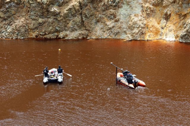 Ερευνες στην Κόκκινη λίμνη όπου έχουν εντοπιστεί ως τώρα δύο θύματα του Serial Killer