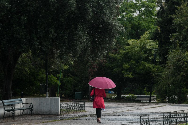H βροχή μετά από λίγο κόπασε, ωστόσο η... ομπρέλα ήταν απαραίτητη. Φωτογραφία: Eurokinissi