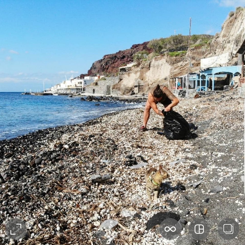 Ο Ντιν και η Νάλα μαζεύουν σκουπίδια στην ερημική τέτοια εποχή κόκκινη παραλία της Σαντορίνης / Φωτογραφία: Instagram