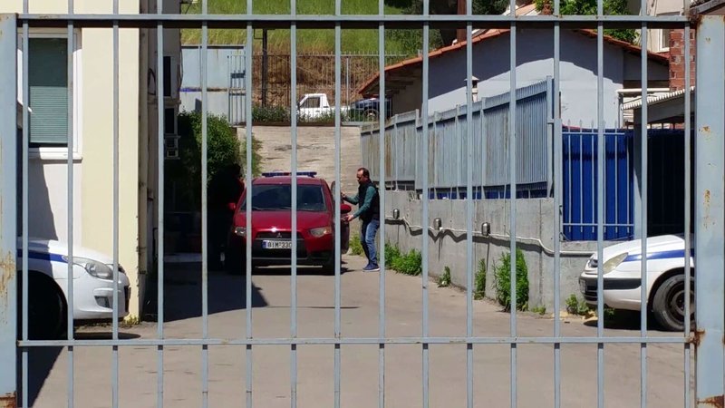 Κόκκινο αυτοκίνητο πίσω από κάγκελα