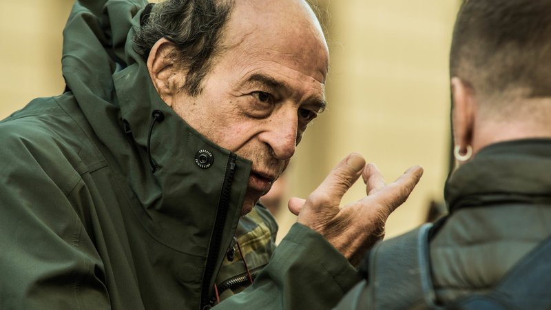 Ο Μανούσος Μανουσάκης συζητά με τους συνεργάτες του στην Αγία Πετρούπολη κατά τη διάρκεια των γυρισμάτων της σειράς «Το Κόκκινο Ποτάμι»