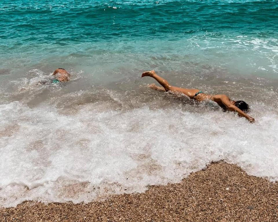 Η Ελλη Κοκκίνου στην παραλία παίζει με τον γιο της