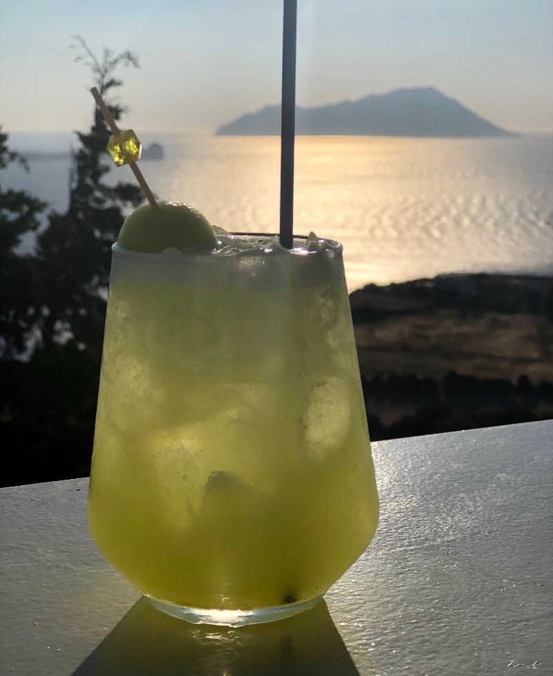 Δροσιστικό κοκτέιλ με θέα το μαγευτικό ηλιοβασίλεμα.