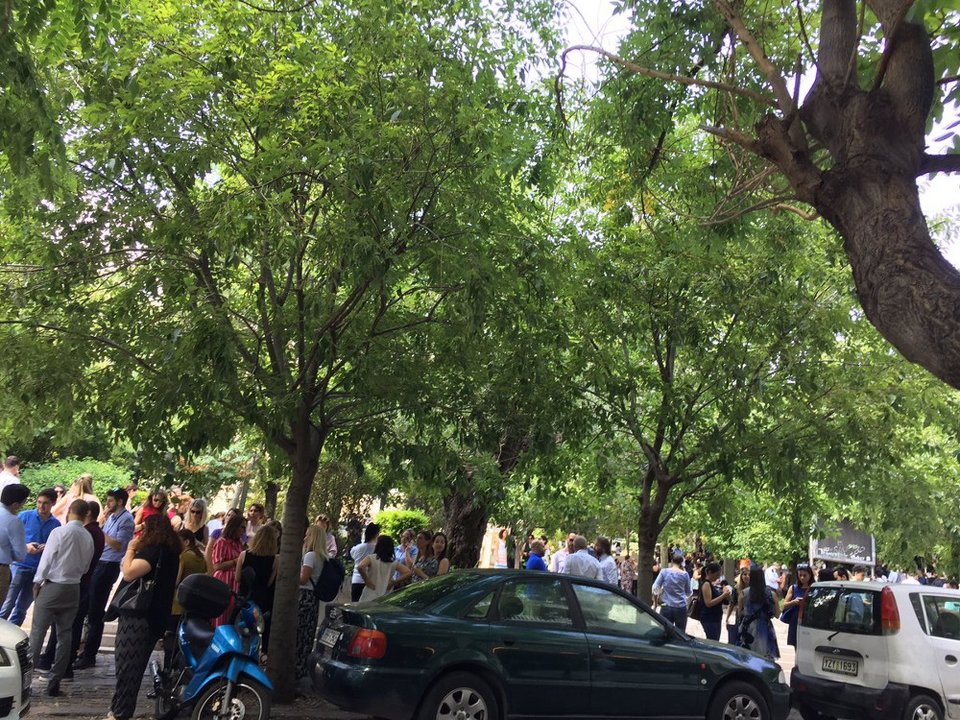 Περίπου 1.000 άτομα έχουν συγκεντρωθεί στην πλατεία Κολωνακίου μετά τον ισχυρό σεισμό