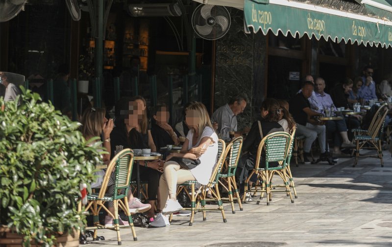 Τα καφέ στο Κολωνάκι επισκέφθηκαν οι πολίτες το πρωί της Δευτέρας