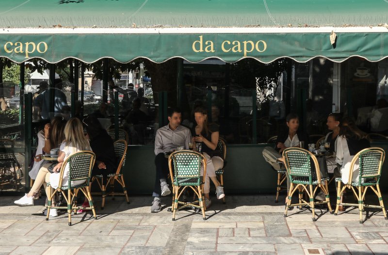 Γέμισαν τα καφέ μετά την άρση των μέτρων και την επανέναρξη της λειτουργίας τους
