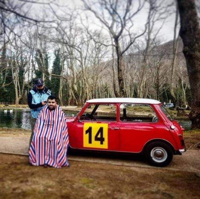 Ο κομμωτής, ετοιμάζει αυτές τις ημέρες τα επόμενα περίεργα κουρέματα: Στην αναρρίχηση και στη διάρκεια ελεύθερης πτώσης!