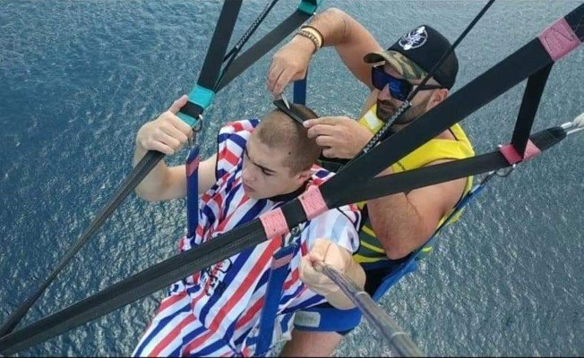 Κουρεύει σε βουνοκορφές, σε πισίνες, στο ναυάγιο στη Ζάκυνθο, κάτω από τον Λευκό Πύργο, αλλά και στους καταρράκτες της Έδεσσας