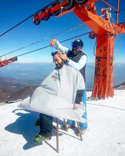 Ο Δημ. Σαμαράς κουρεύει πελάτη σε χιονοδρομικό κέντρο