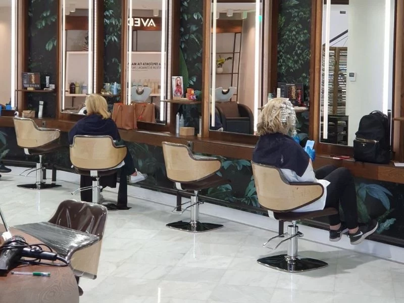 Με μάσκες, γάντια και αποστάσεις ασφαλείας οι πελάτισσες στα κομμωτήρια