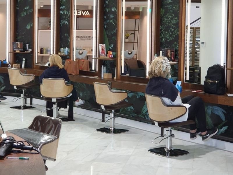 Με μάσκες, γάντια και αποστάσεις ασφαλείας οι πελάτισσες στα κομμωτήρια 