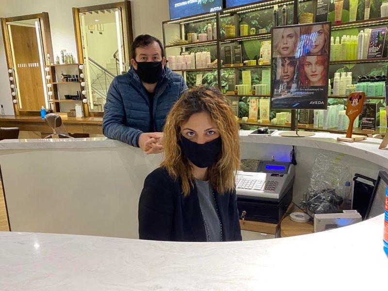 Με μάσκες οι εργαζόμενοι και οι πελάτες σε κομμωτήριο