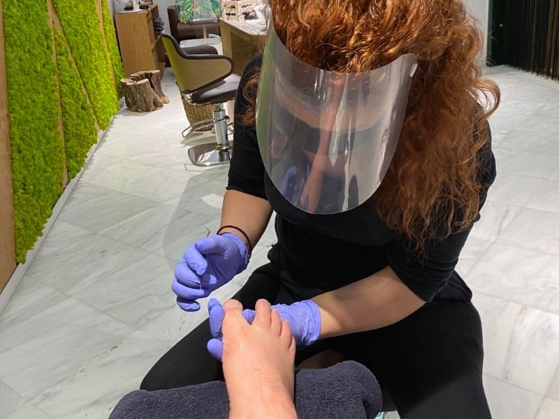 Μανικιούρ, πεντικιούρ με ειδικά μάσκα προστασίας 