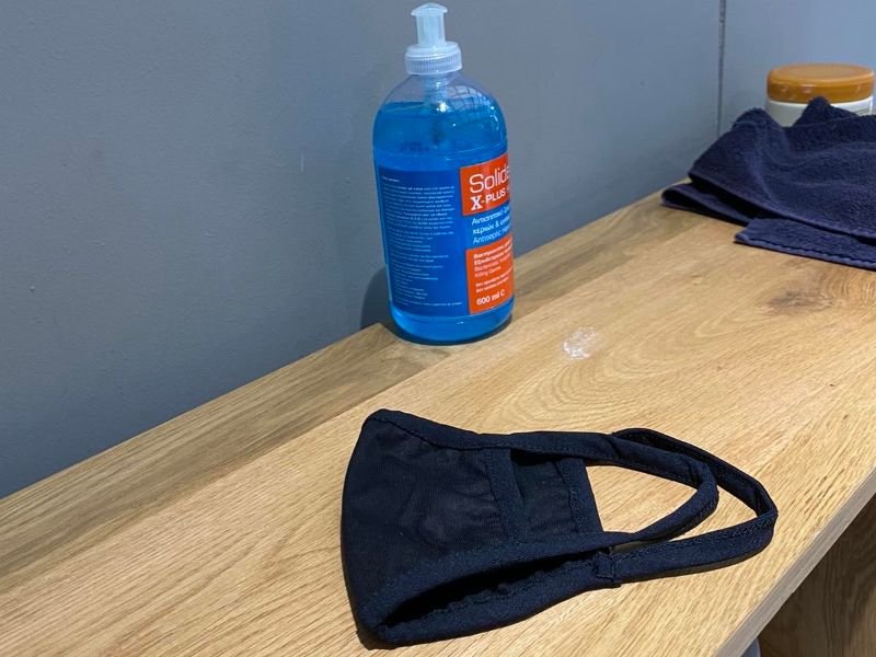 Αντισηπτικά και μάσκες στους πάγκους των κομμωτηρίων 