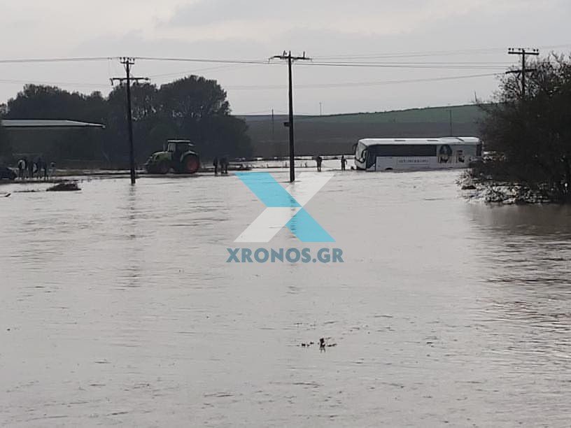 Τρακτέρ απεγκλωβίζει λεωφορείο από πλημμυρισμένο δρόμο