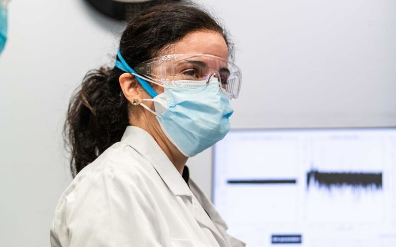 Η Ελληνίδα καθηγήτρια Ελίζα Κονοφάγου στο εργαστήριο