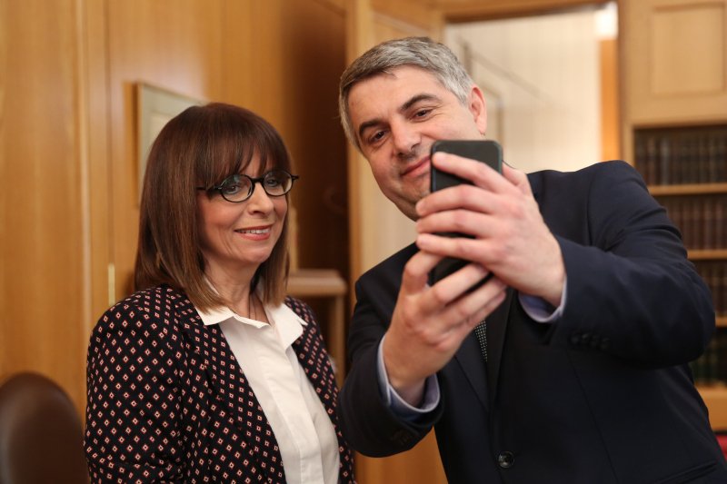Ο Οδυσσέας Κωνσταντινόπουλος με την Αικατερίνη Σακελλαροπούλου/ Φωτογραφία: POOL/EUROKINISSI/ΑΠΕ-ΜΠΕ/ΟΡΕΣΤΗΣ ΠΑΝΑΓΙΩΤΟΥ