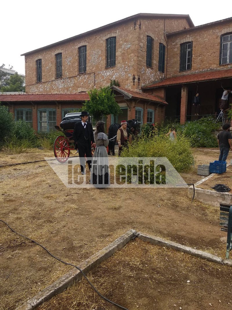 Ο Κωνσταντίνος Καζάκος και η Αναστασία Παντούση στα γυρίσμτα της σειράς «Το Κόκκινο Ποτάμι» στο Γηροκομείο Αθηνών