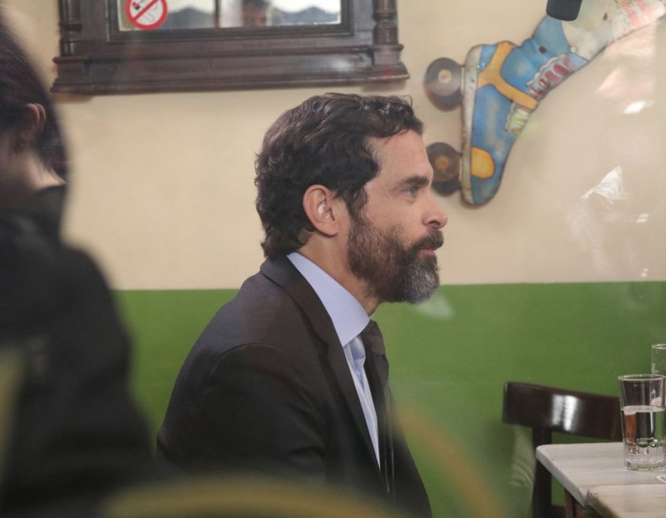 Ο Κωνσταντίνος Μαρκουλάκης σε σκηνή από την σειρά «Λόγω Τιμής»