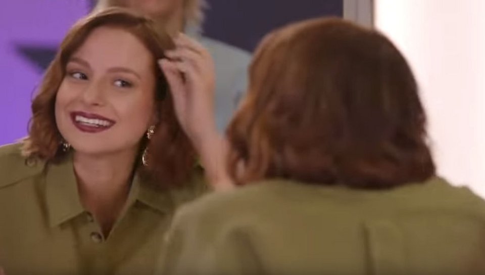 Η παίκτρια του GNTM 2 περιεργάζεται αμήχανα το νέο της κούρεμα