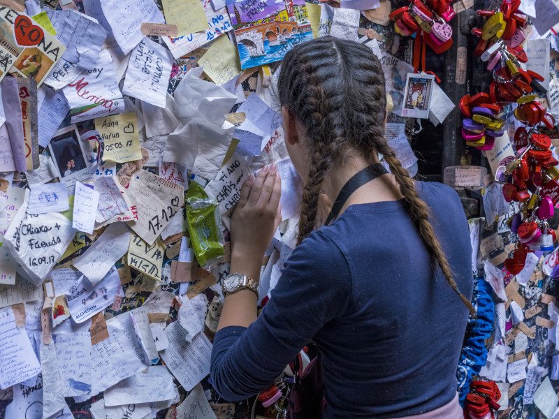 σημειώματα σε έναν τοίχο στο σπίτι της Ιουλιέτας