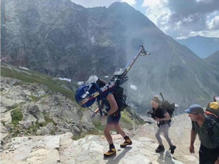 Ορειβάτης στο Mont Blanc με κωπηλατικό μηχάνημα