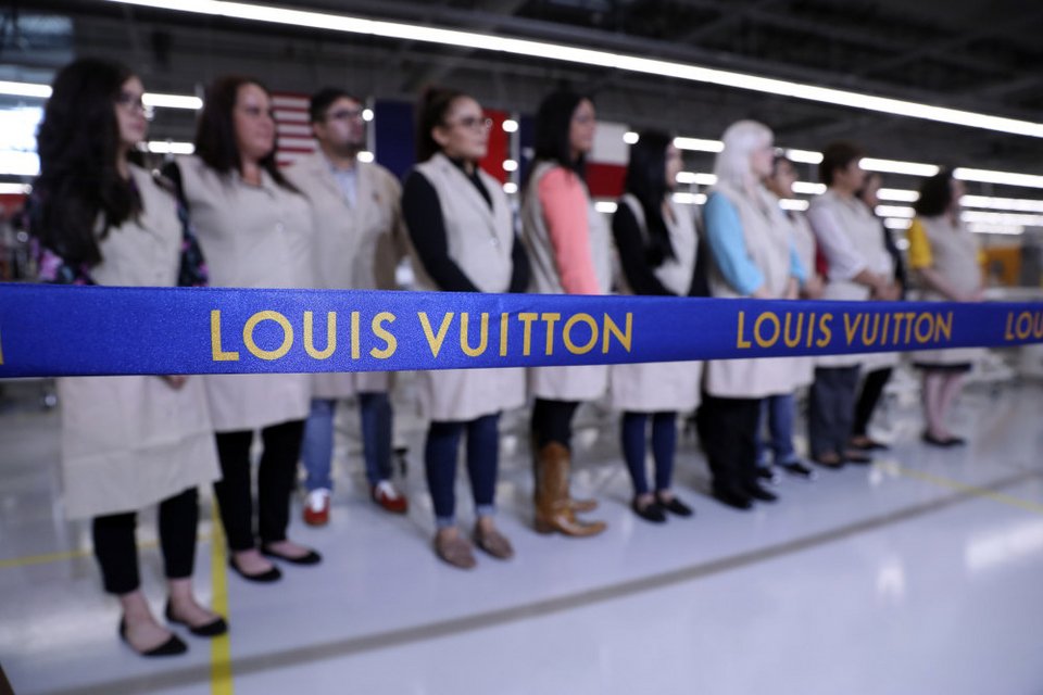 Η κορδέλα αναγράφει Louis Vuitton στα εγκαίνια του εργοστασίου στο Τέξας