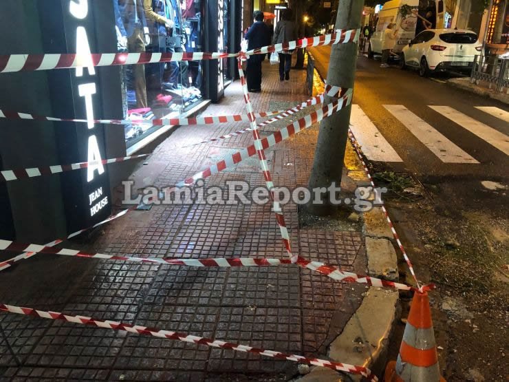 Οι κορδέλες που έβαλε η αστυνομία στο σημείο όπου έπεσε η μαρκίζα