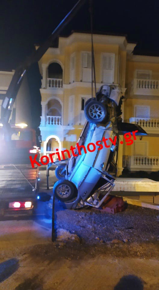 Κιάτο: Αυτοκίνητο ανετράπη και έπεσε σε είσοδο υπόγειου γκαράζ πολυκατοικίας