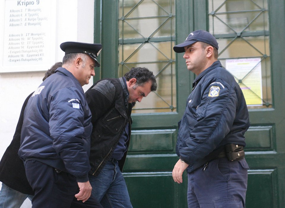 Ο Επαμεινώνδας Κορκονέας κατά την προσαγωγή του στον εισαγγελέα αμέσως μετά τη δολοφονία του Αλέξανδρου Γρηγορόπουλου το 2008