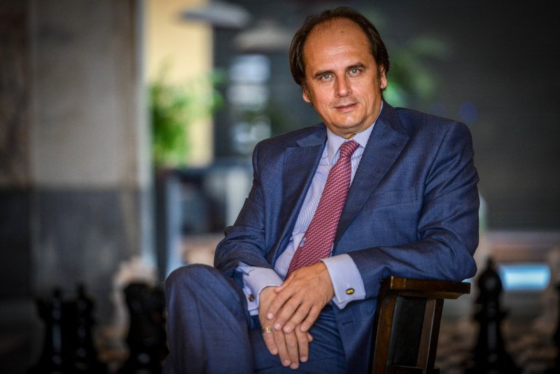 Γεώργιος Κορμάς, μπλε κοστούμι