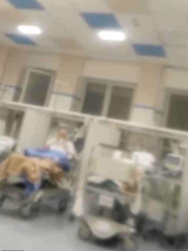 Ασθενείς με κορωνοϊό σε διάδρομο νοσοκομείο στο Πιεμόντε, μια από τις περιοχές που επλήγησαν βαρύτατα από τον κορωνοϊό